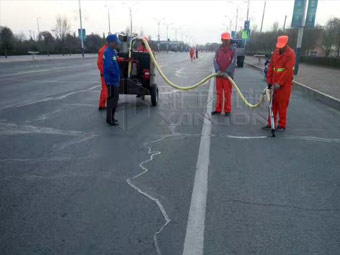 強化春季公路養(yǎng)護，保證道路通暢